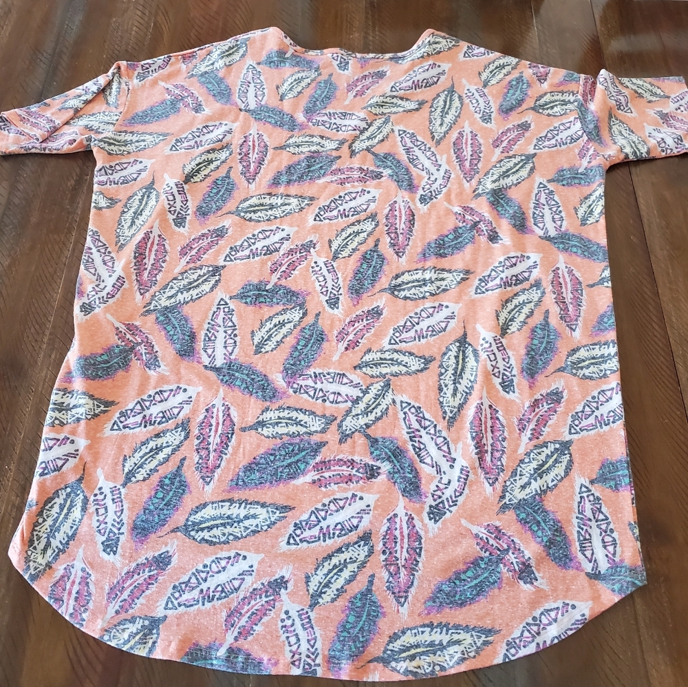 🎈2/$15 LuLaRoe feather t-shirt - Picture 4 of 4